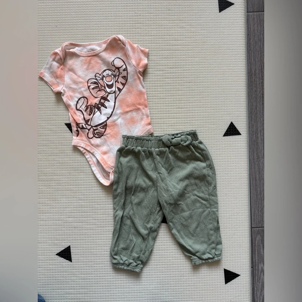 Disney|FREE with any kids purchase,baby girl Tigger Onesie & Green Pants Set•12M