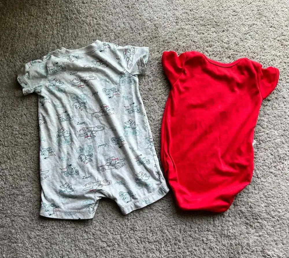 (#23) Carter's Baby Boys Short-Sleeve Romper and Bodysuit Lot Size 18m