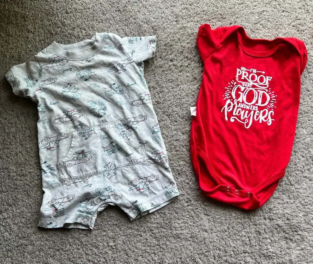 (#23) Carter's Baby Boys Short-Sleeve Romper and Bodysuit Lot Size 18m