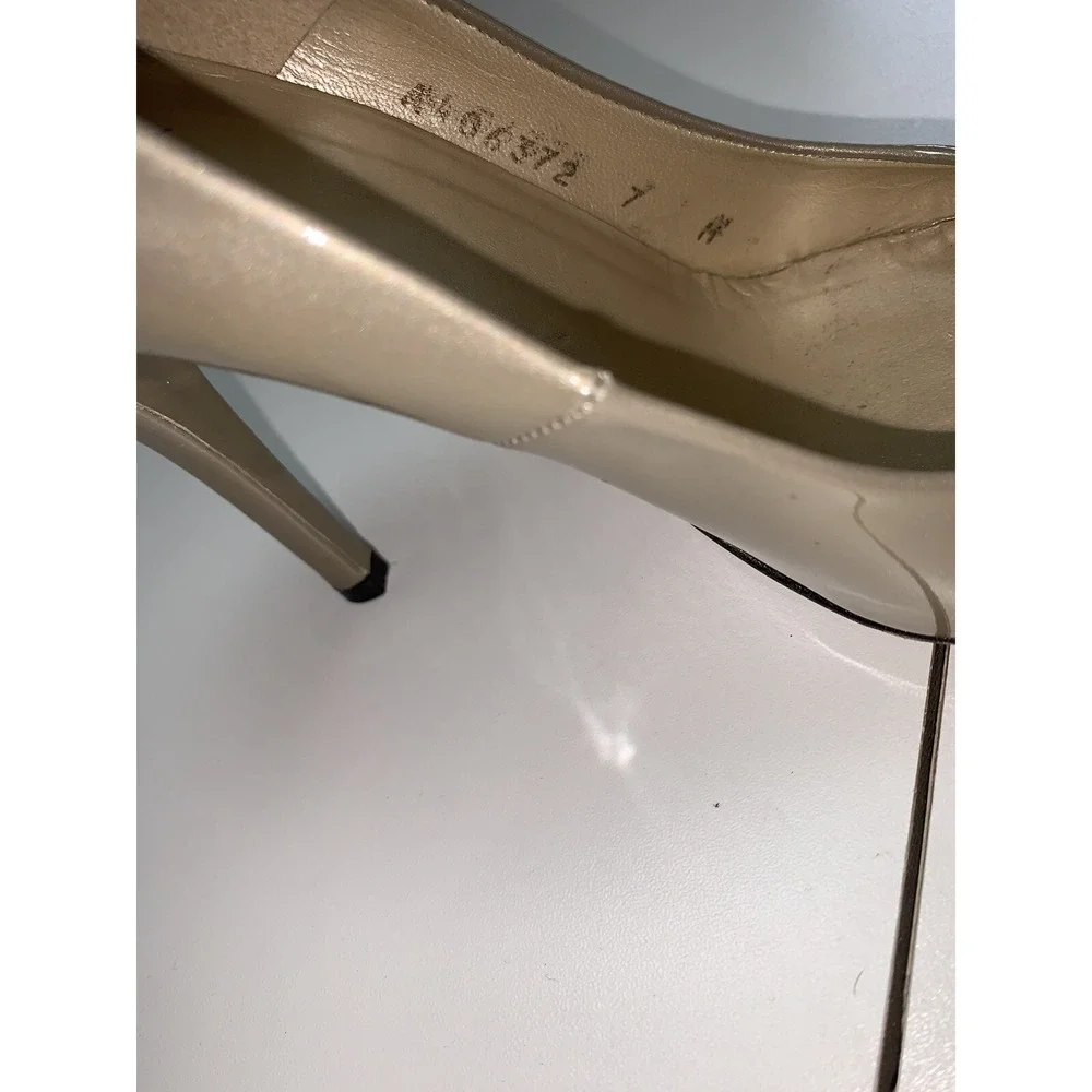 Stuart Weitzman Logo Flame Pump Patent Leather Gold Toned Peep Toe 7 M Stiletto