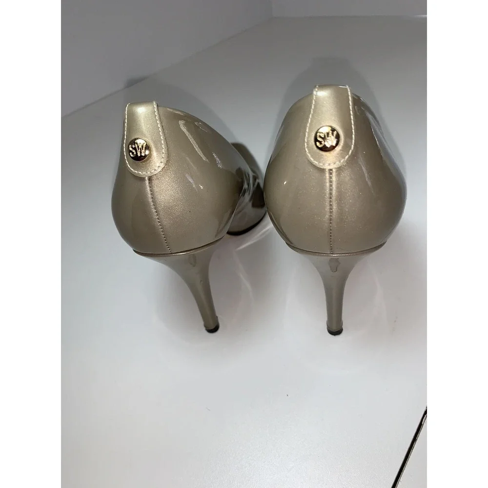 Stuart Weitzman Logo Flame Pump Patent Leather Gold Toned Peep Toe 7 M Stiletto
