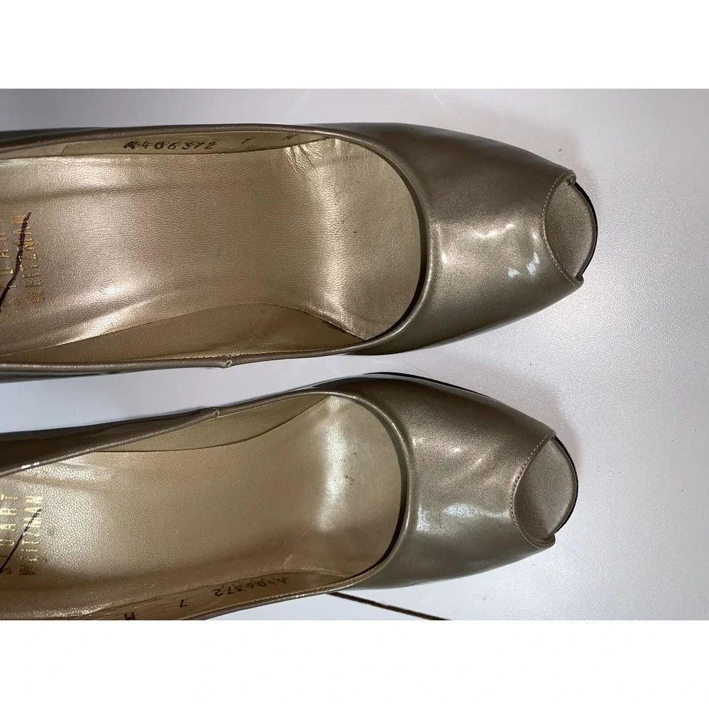 Stuart Weitzman Logo Flame Pump Patent Leather Gold Toned Peep Toe 7 M Stiletto