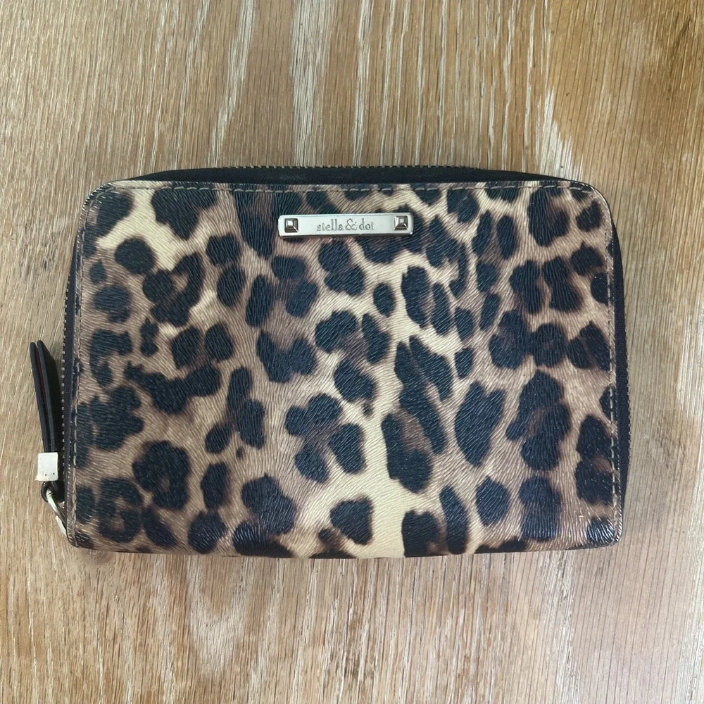 Stella & Dot Wallet Animal‎ Print Leopard Cheetah Zipper