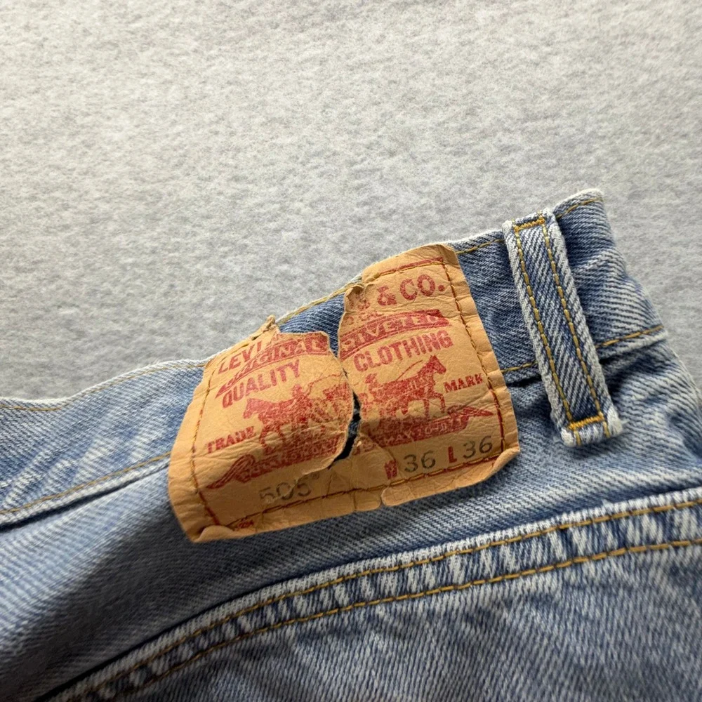 Levis measurements waist