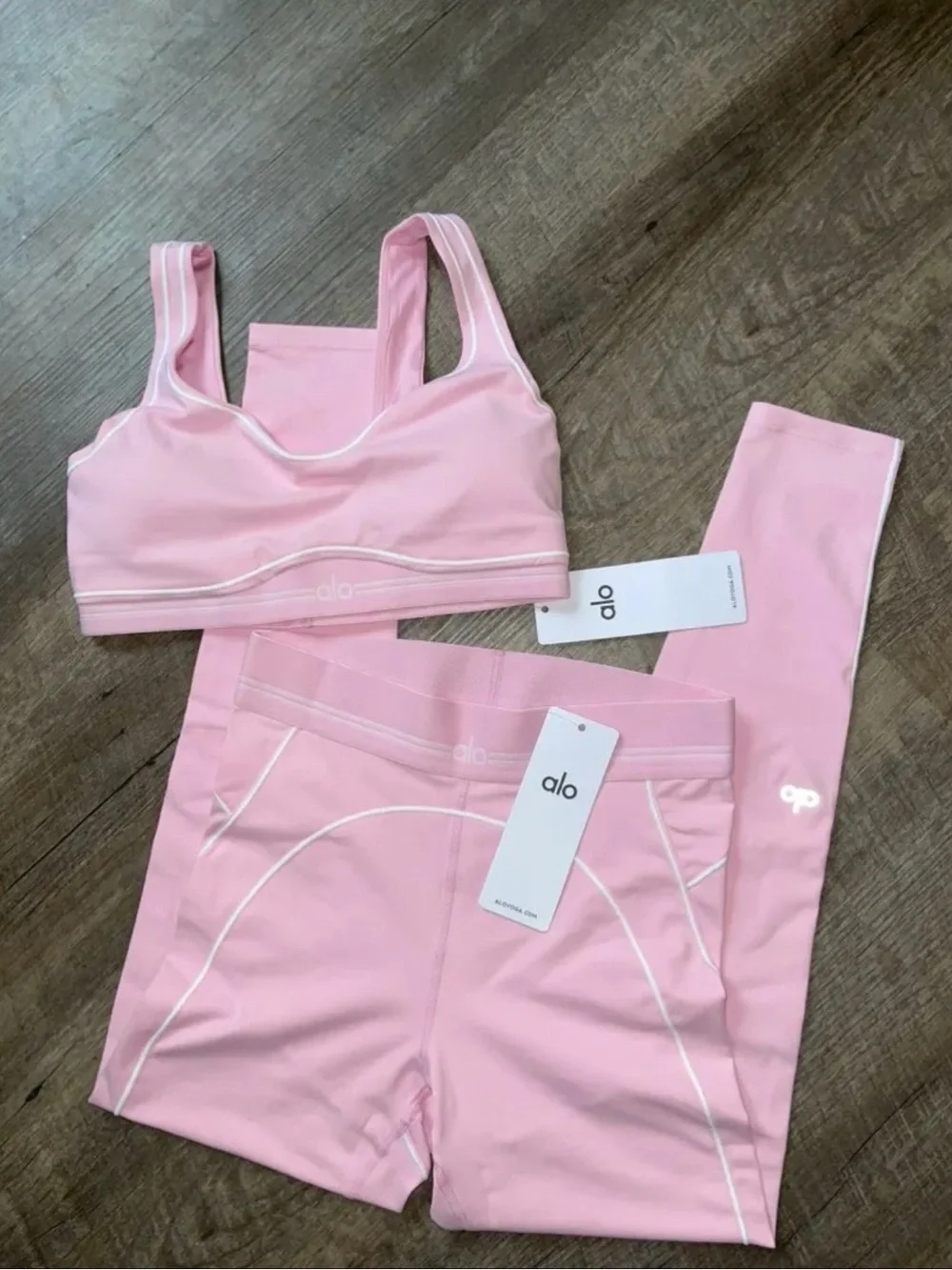 ALO Yoga soft pink