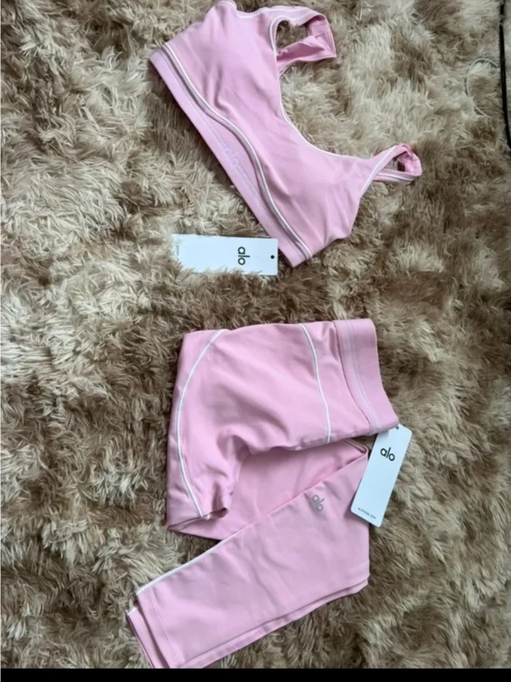 ALO Yoga soft pink