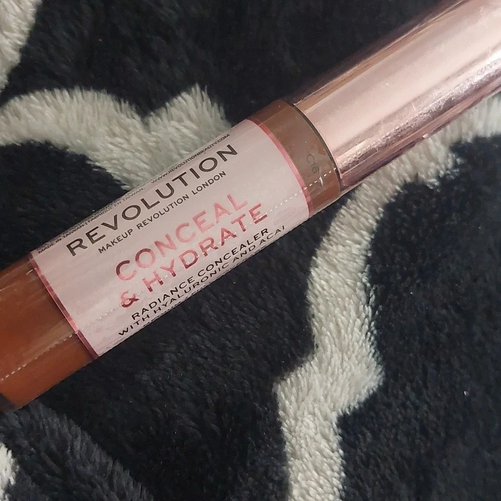 New makeup revolution conceal‎ and hydrate  c16