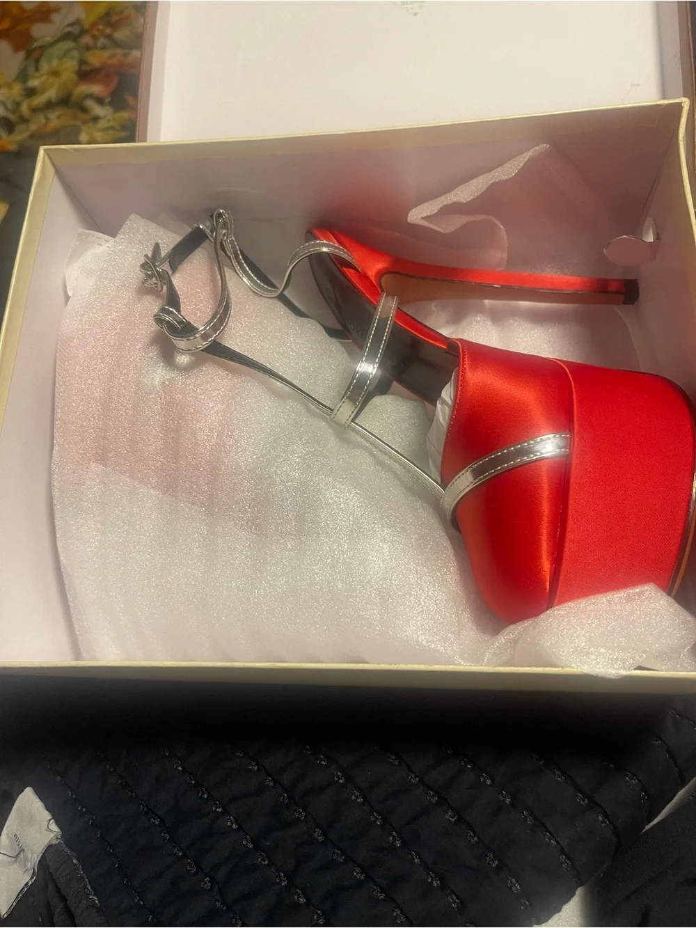 N/A striking red