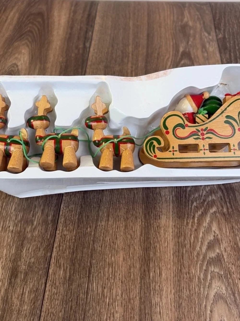 Dakin charming wooden