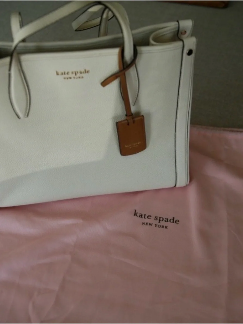 NWOT kate spade White Pebbled Leather Tote with Tan Luggage Tag