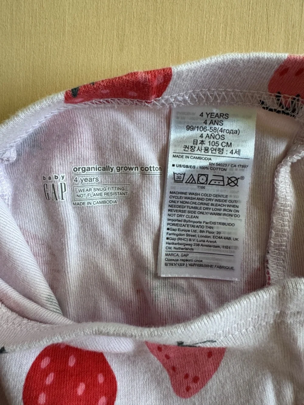 Gap strawberry print shortie pajamas • size 4 little kid • organic cotton