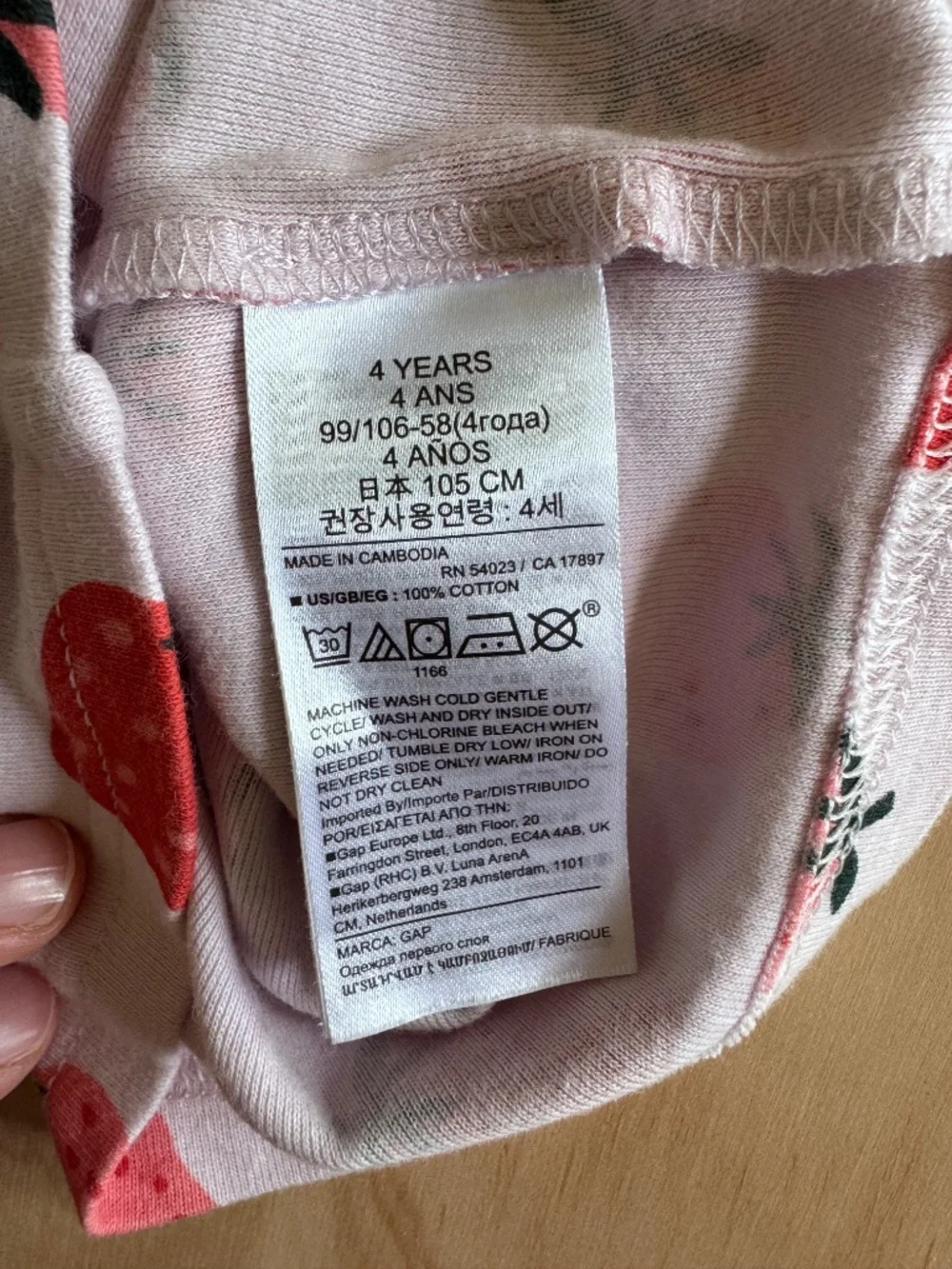 Gap strawberry print shortie pajamas • size 4 little kid • organic cotton