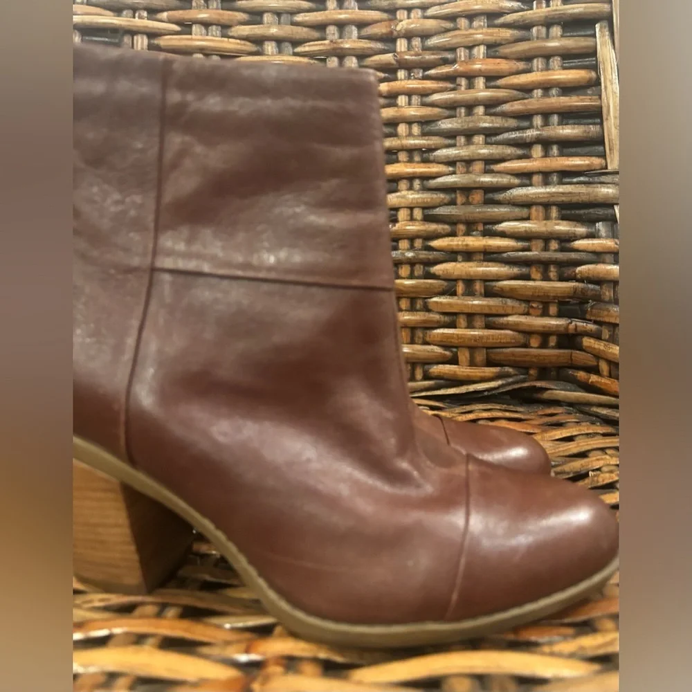 Bandolino Cap Toe Ankle Genuine Leather booties in size 8. Great condition