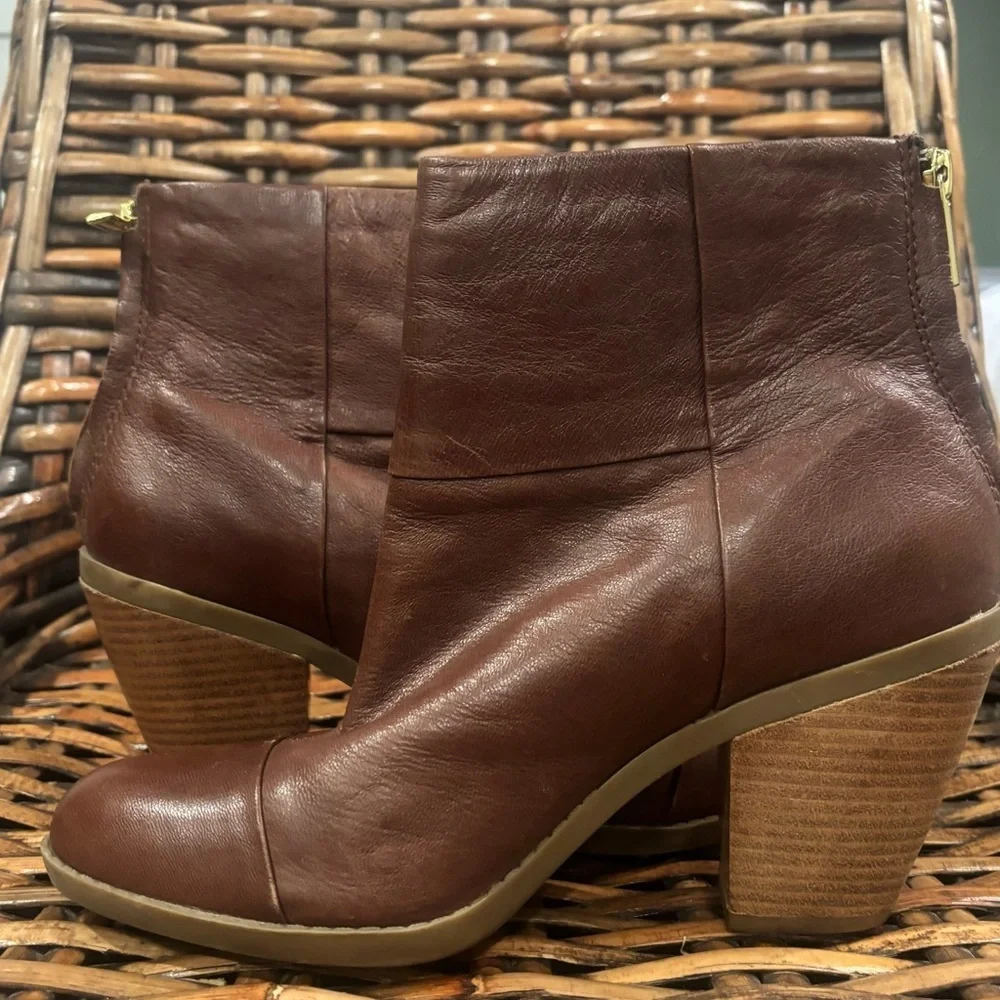 Bandolino Cap Toe Ankle Genuine Leather booties in size 8. Great condition