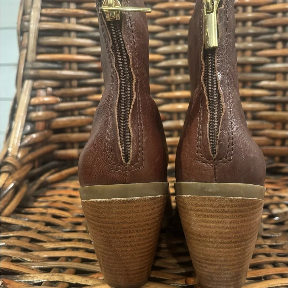 Bandolino Cap Toe Ankle Genuine Leather booties in size 8. Great condition