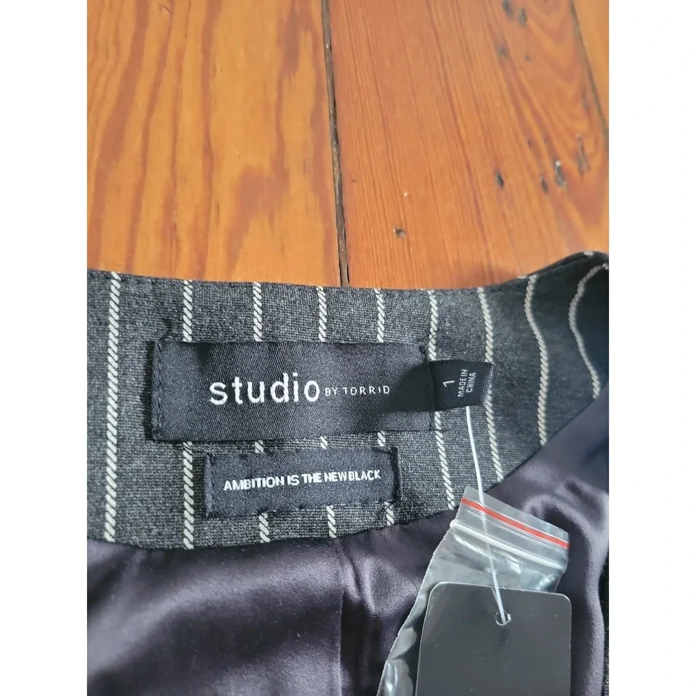 Torrid Studio Tailored Vest Womens 1X Heather Charcoal Grey Waistcoat Pinstripe