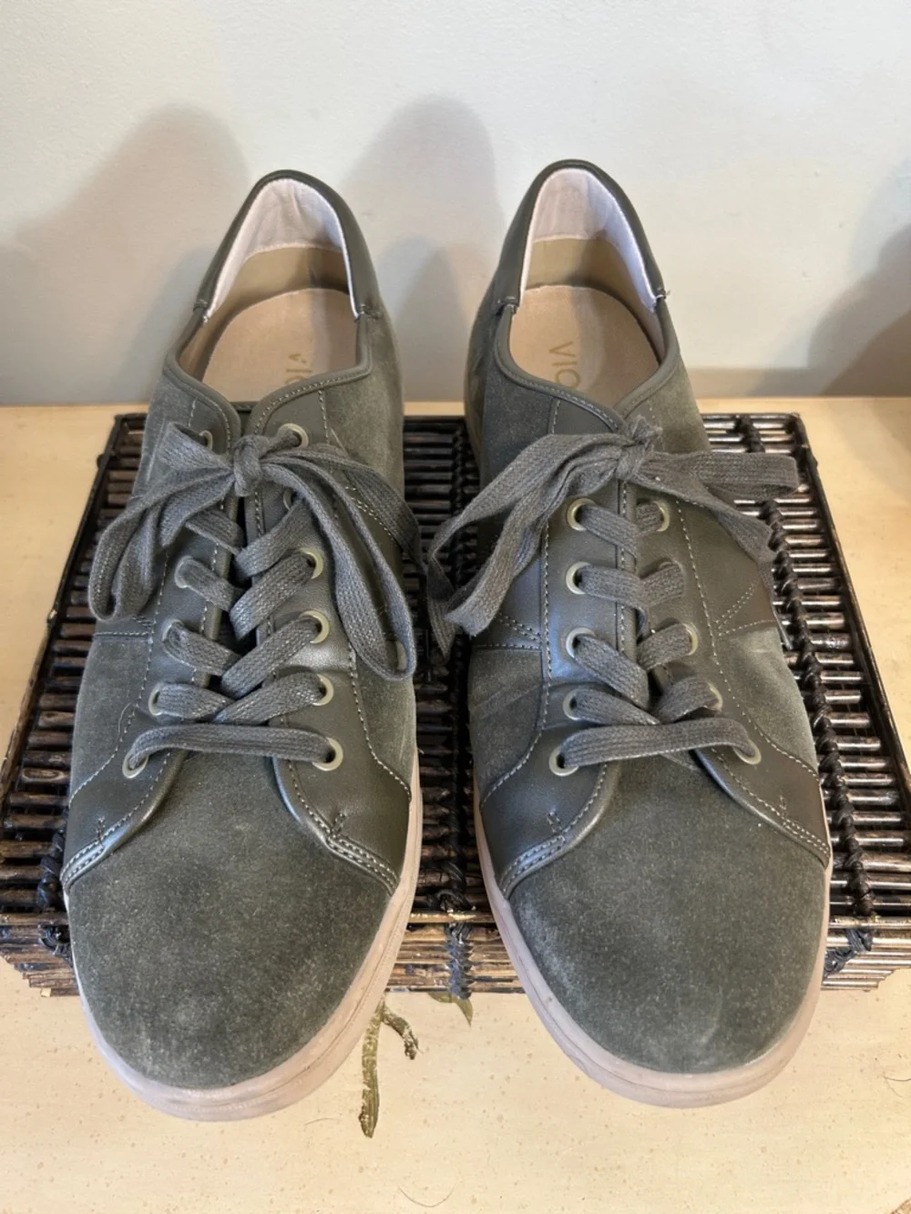 Vionic “jerome” low