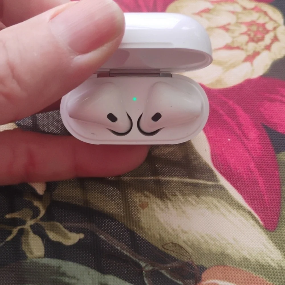 Apple earbuds, second generation, preloved