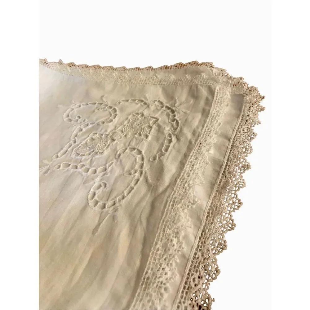 Set of 6 Vintage White Cotton Dinner Napkins w lace cutout details—17” Square