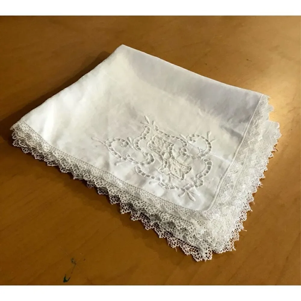 Set of 6 Vintage White Cotton Dinner Napkins w lace cutout details—17” Square