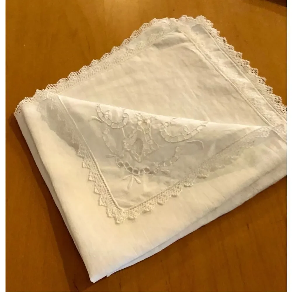 Set of 6 Vintage White Cotton Dinner Napkins w lace cutout details—17” Square