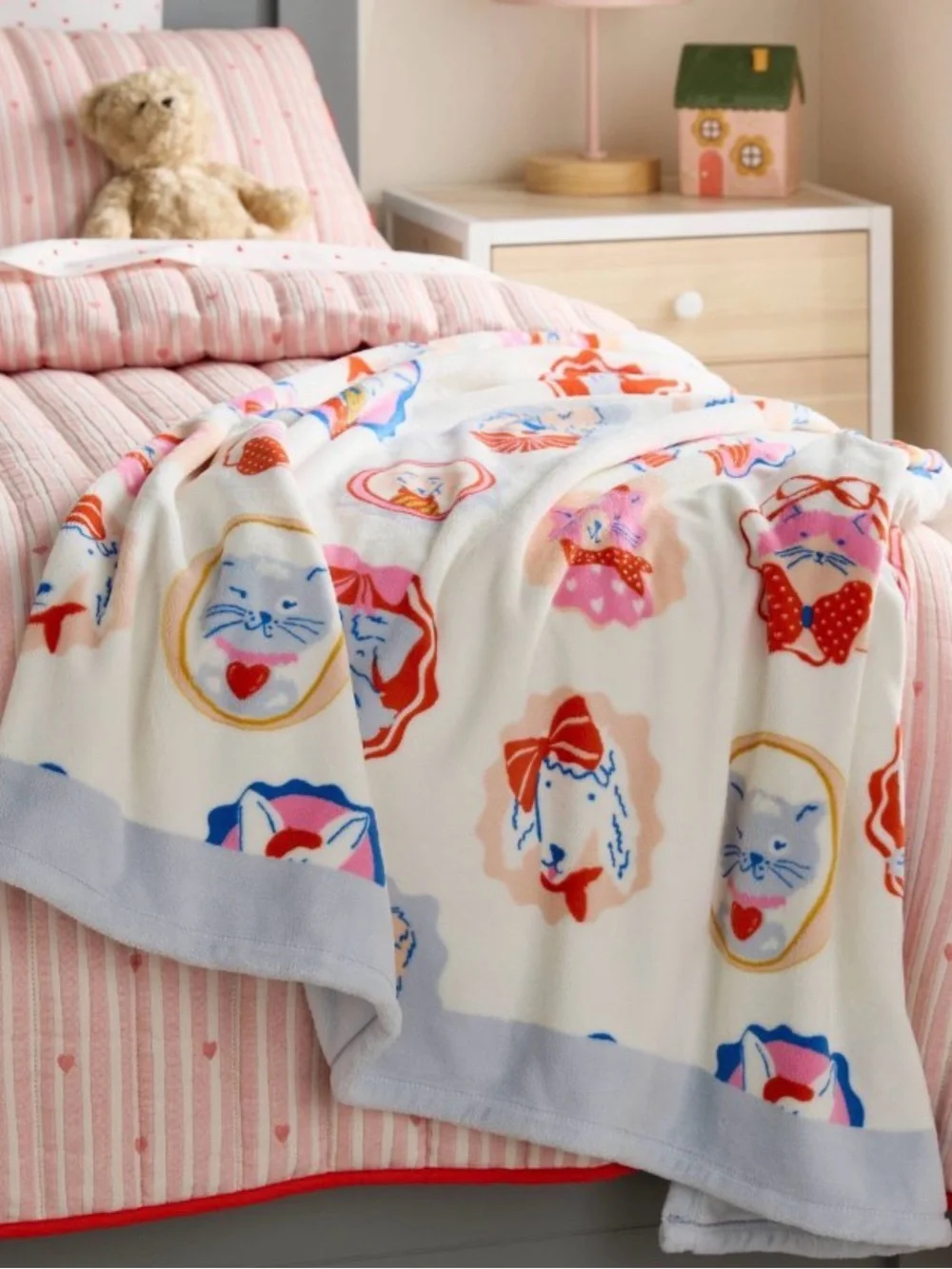 Pillowfort Patisserie Scatter Pet Shoppe Kids’ Throw Blanket Cream 60”L x 50” W