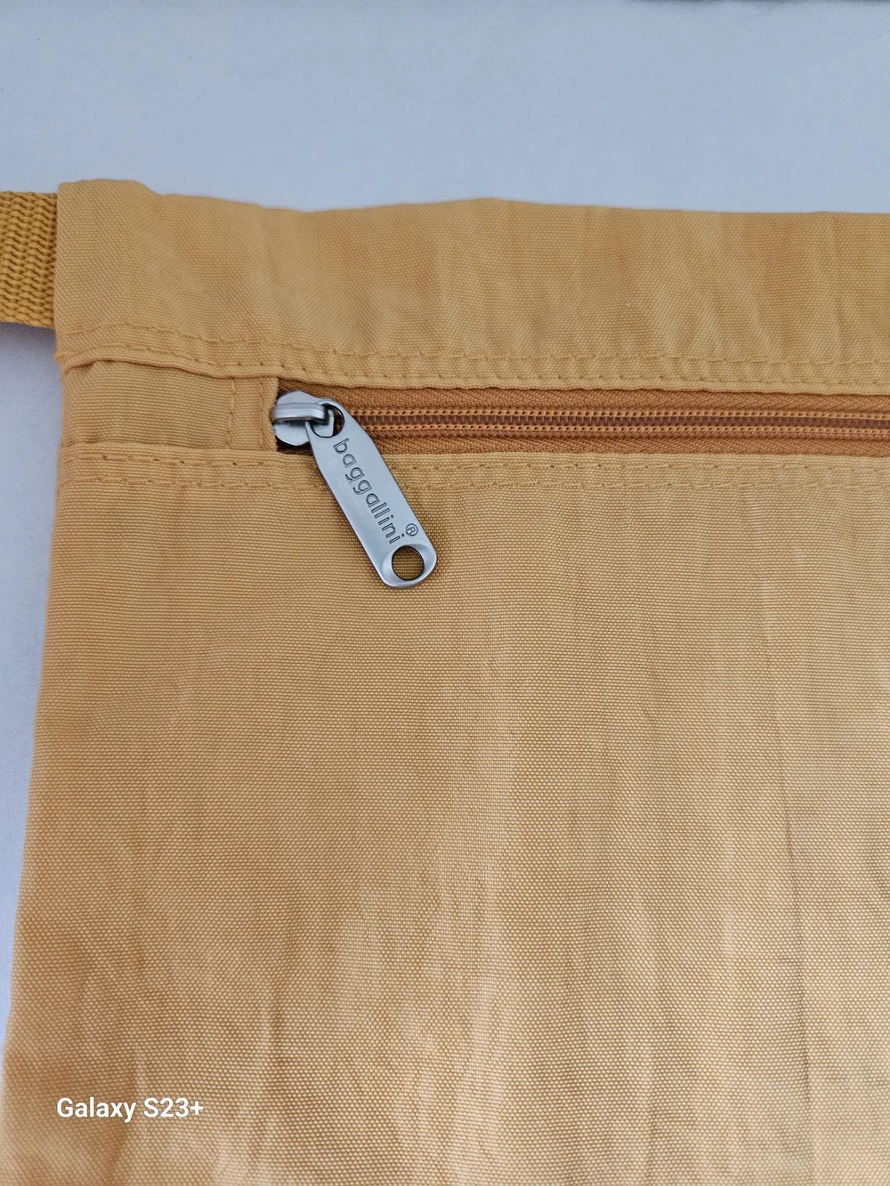 Baggallini yellow wristlet