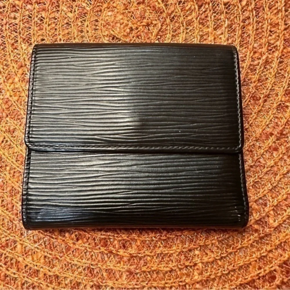 Louis Vuitton Malletier Epi Leather Elise Wallet. Black