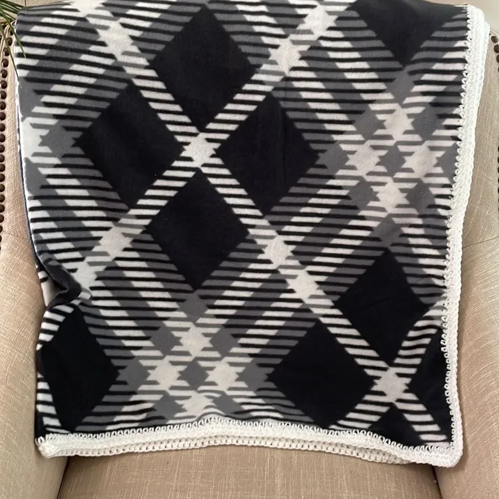 LIGHTWEIGHT SOFT FLEECE CUDDLE UP‎ THROW IN BLACK WHITE AND GRAY