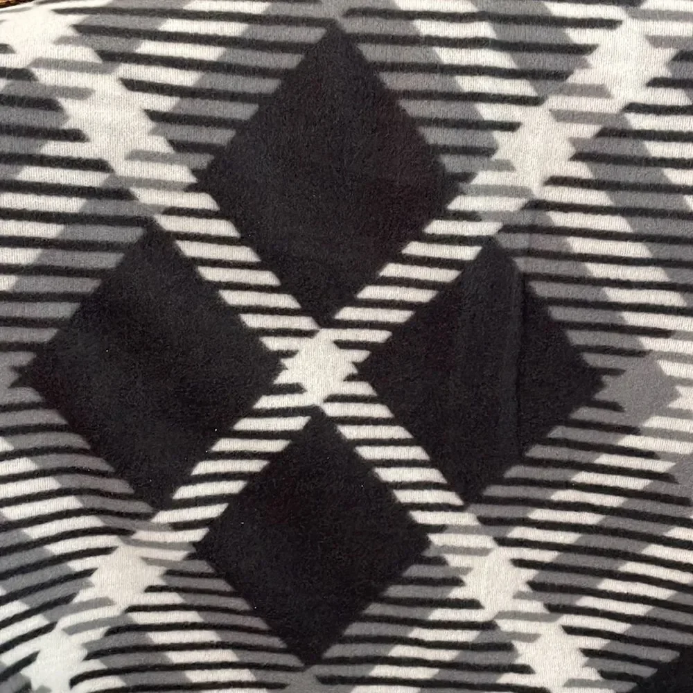 LIGHTWEIGHT SOFT FLEECE CUDDLE UP‎ THROW IN BLACK WHITE AND GRAY