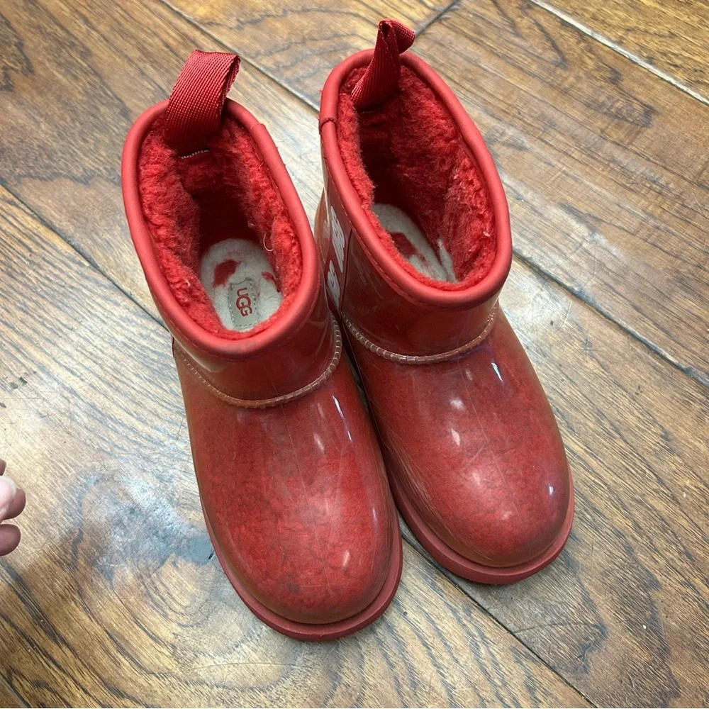 UGG vibrant cherry