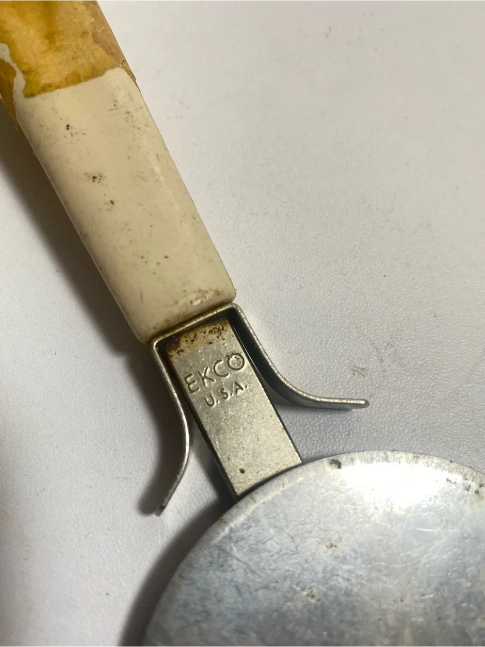 Vintage EKCO USA Pizza Cutter Wheel Ivory Handle 8”