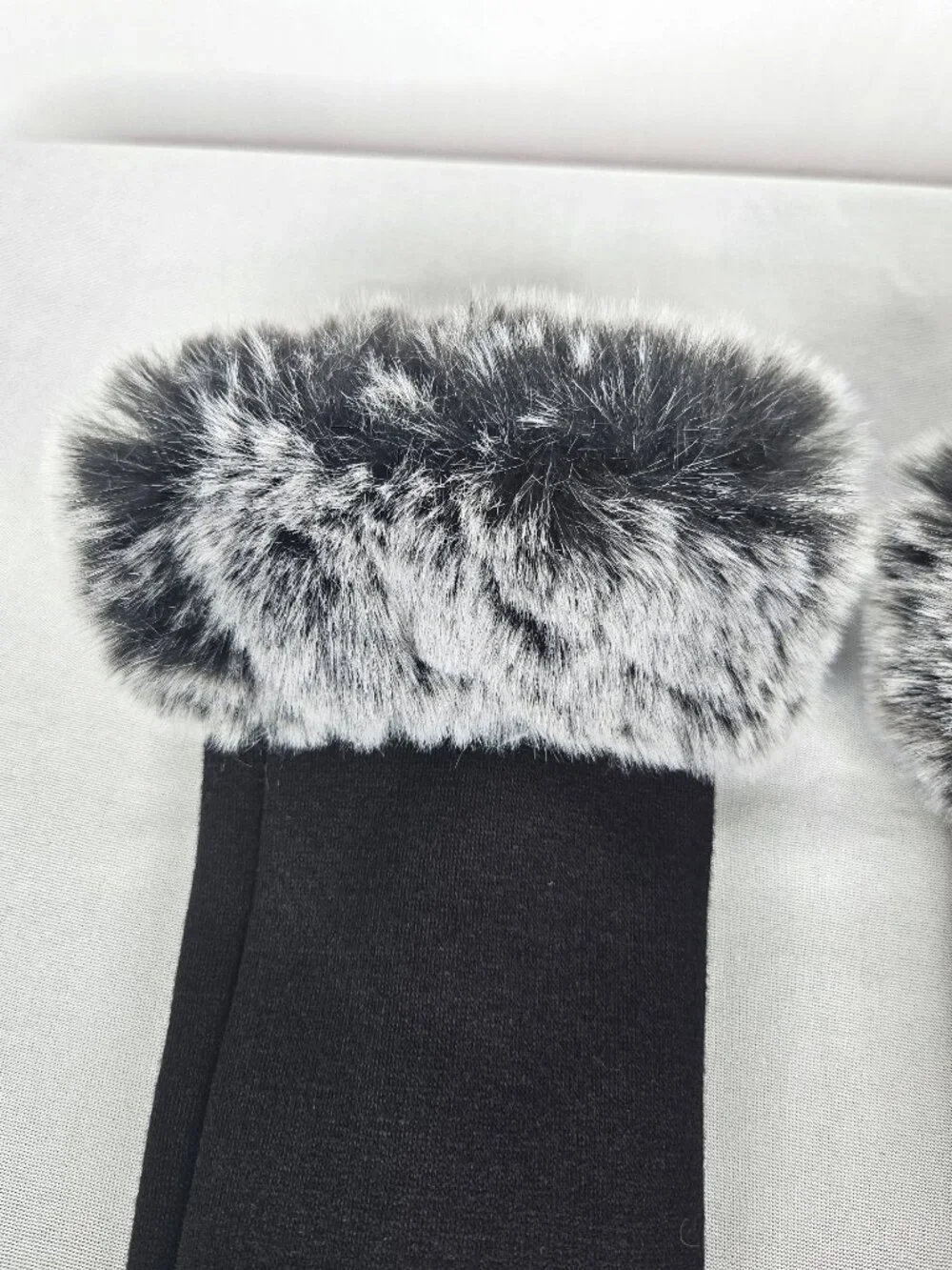 2 Chic Touchscreen Gloves | Faux Fur Cuff | Black Gray | Small NWOT