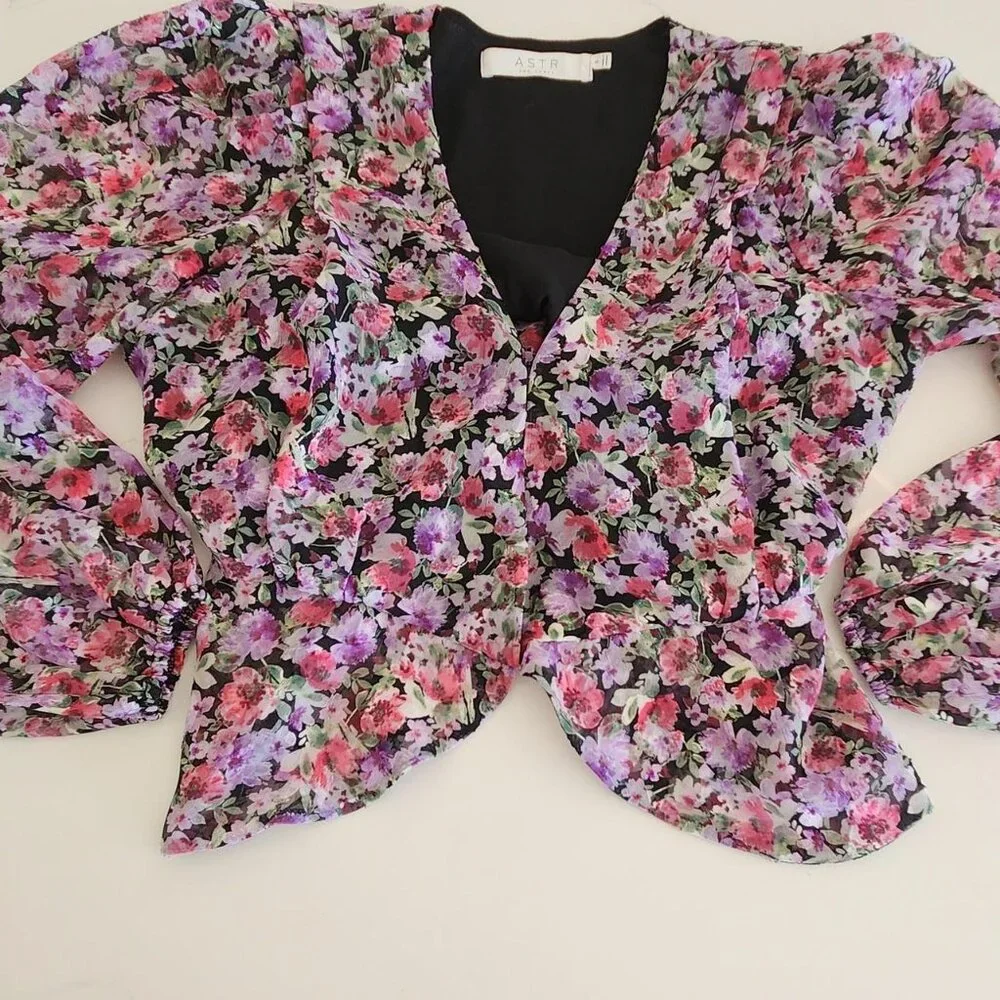 ASTR the label Sz S Lilac AOP Floral Peplum Wrap Front Blouse Peasant Puff Women