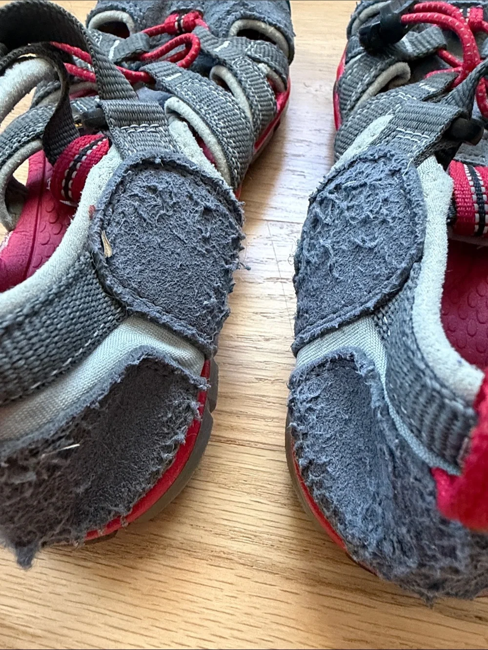 Keen gray red