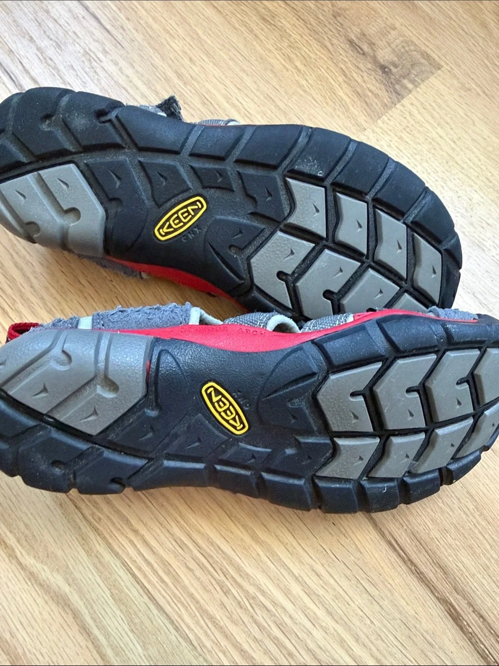 Keen gray red