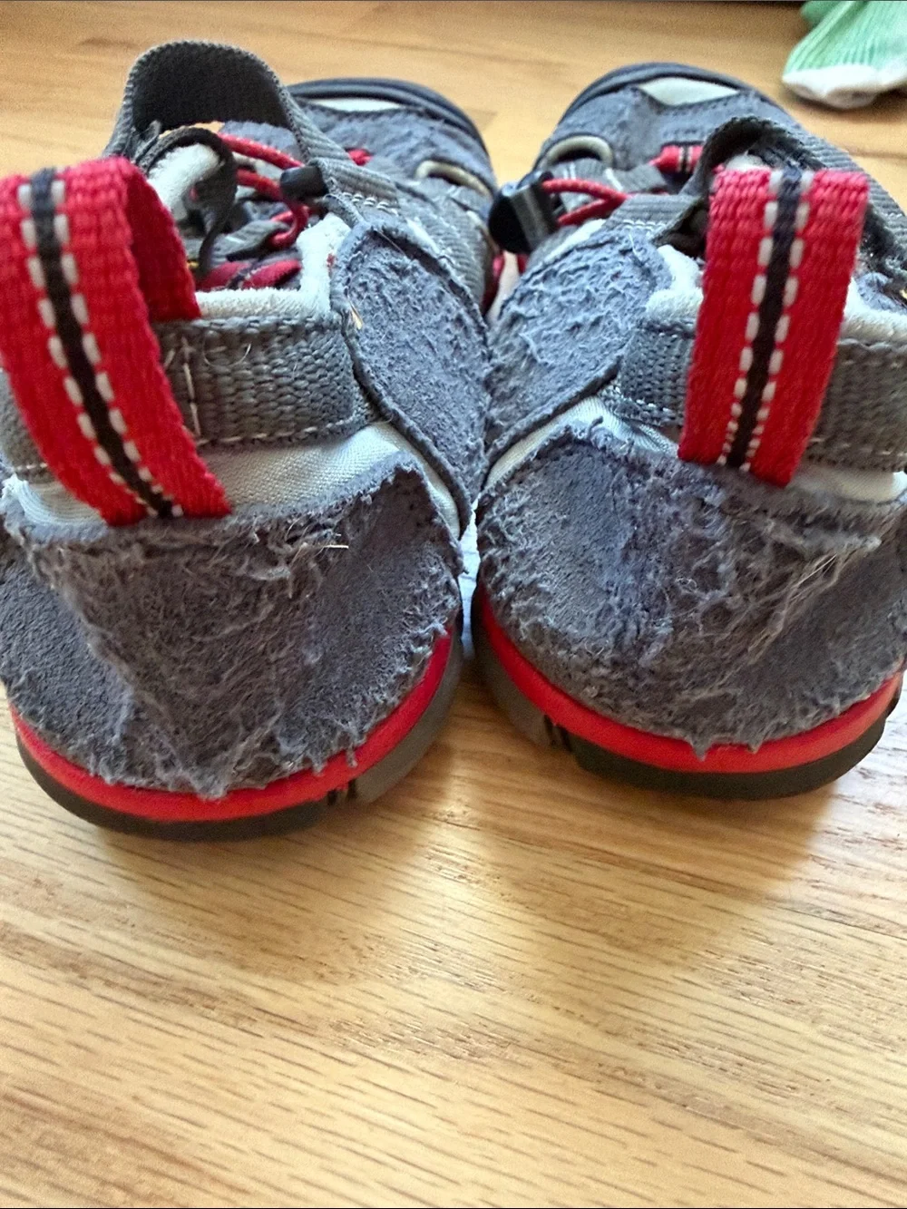Keen gray red