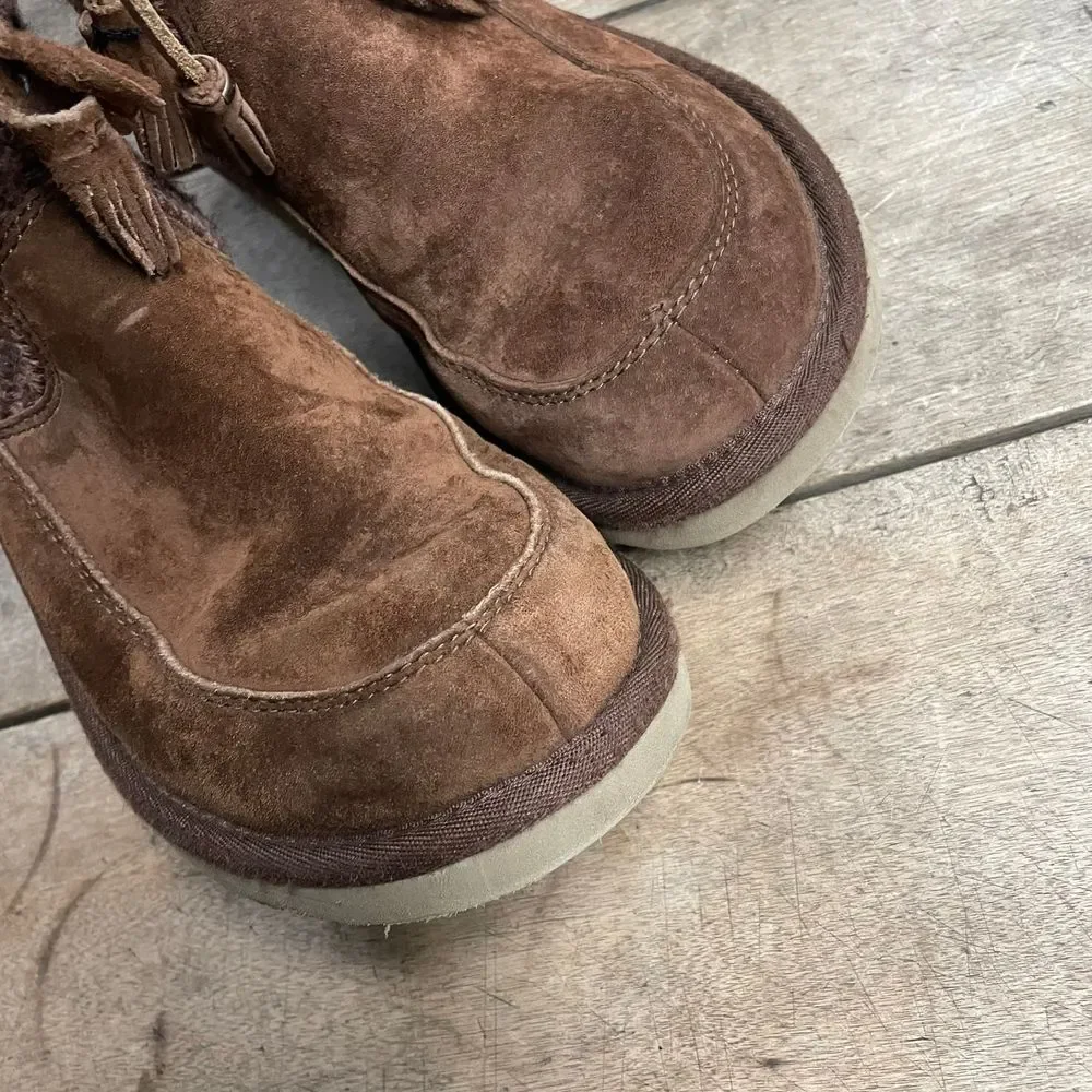 UGG suburb crochet