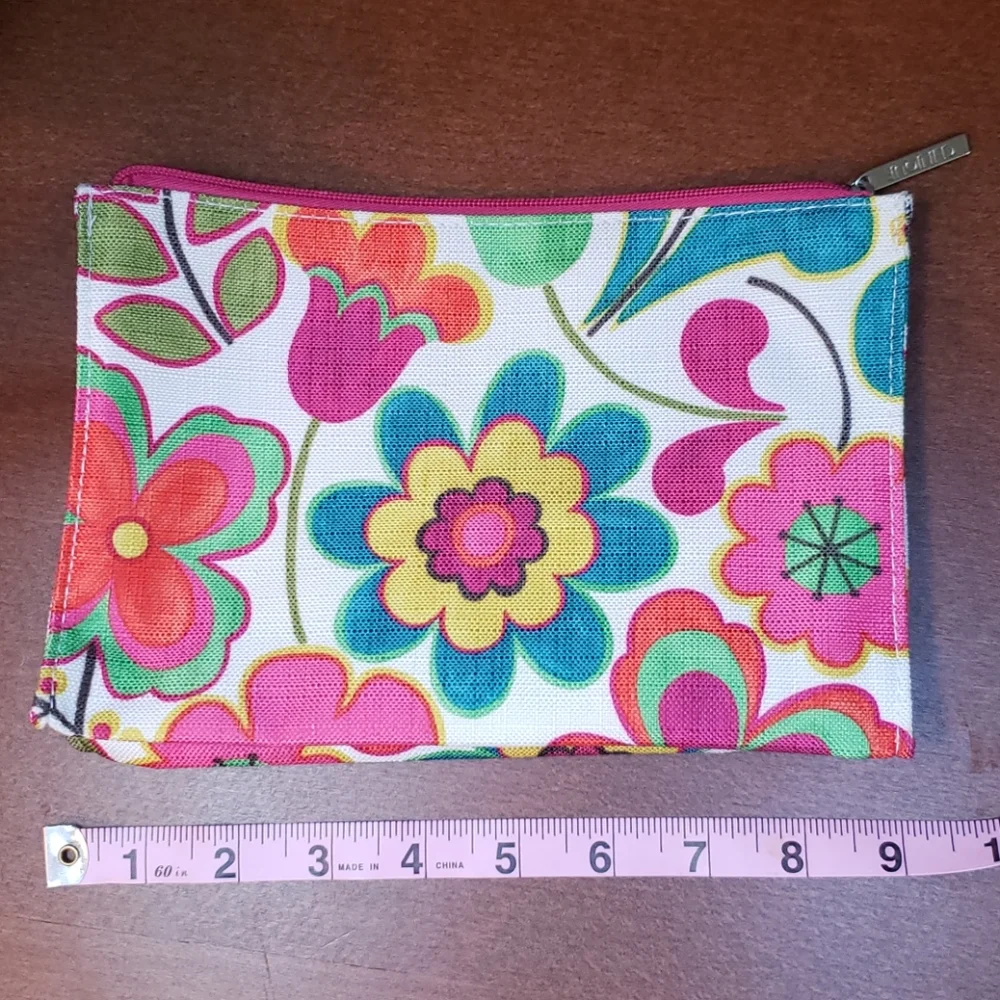 Estee Lauder 6x9x1 approximately 3x3