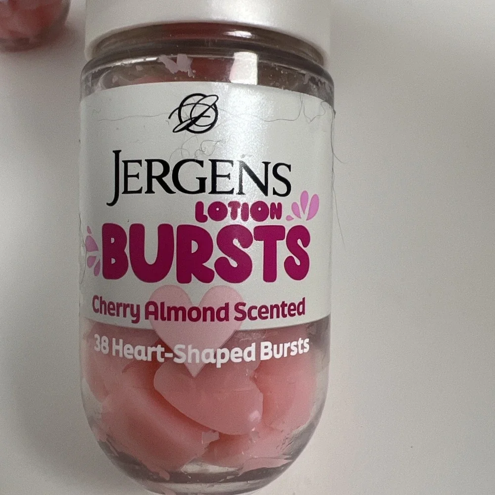 Jergens Cherry Almond Lotion Bursts Heart Shaped 38 Count Pink 29605
