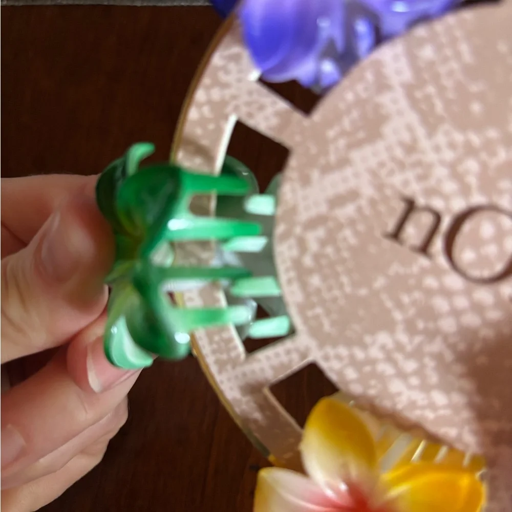 NWT Noir small Tropical Flower Hair claw Clips Set of 5