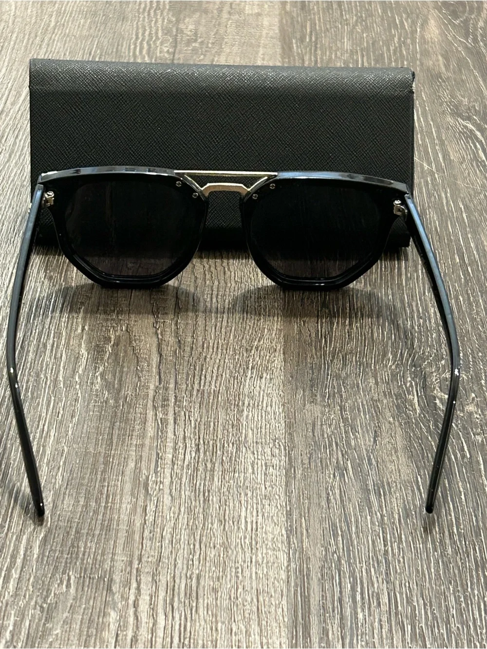 Le Specs frames prive comes