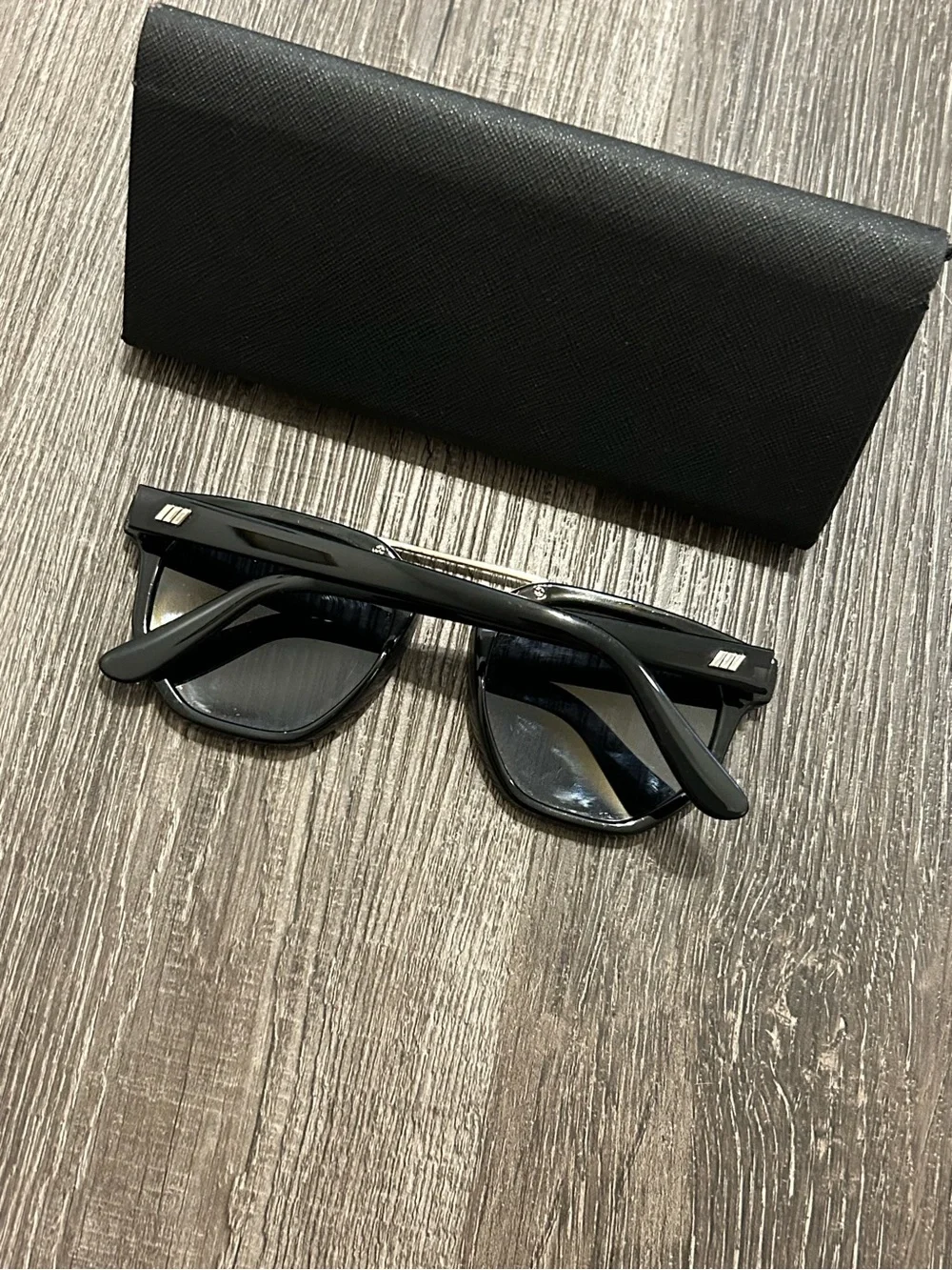 Le Specs or frames cloth