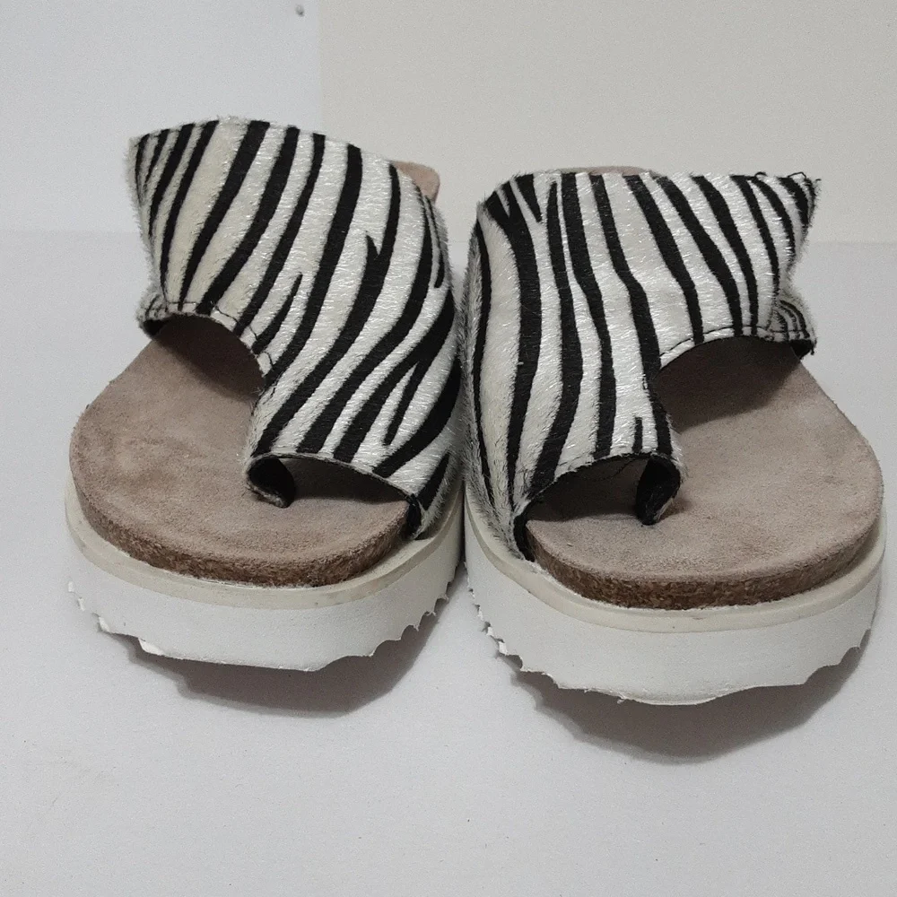 MUKLUKS Zebra Black and White Print‎ Pitch Duet Wedge Sandal