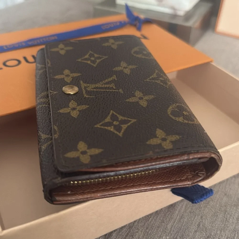 Louis Vuitton leave authentic zipper