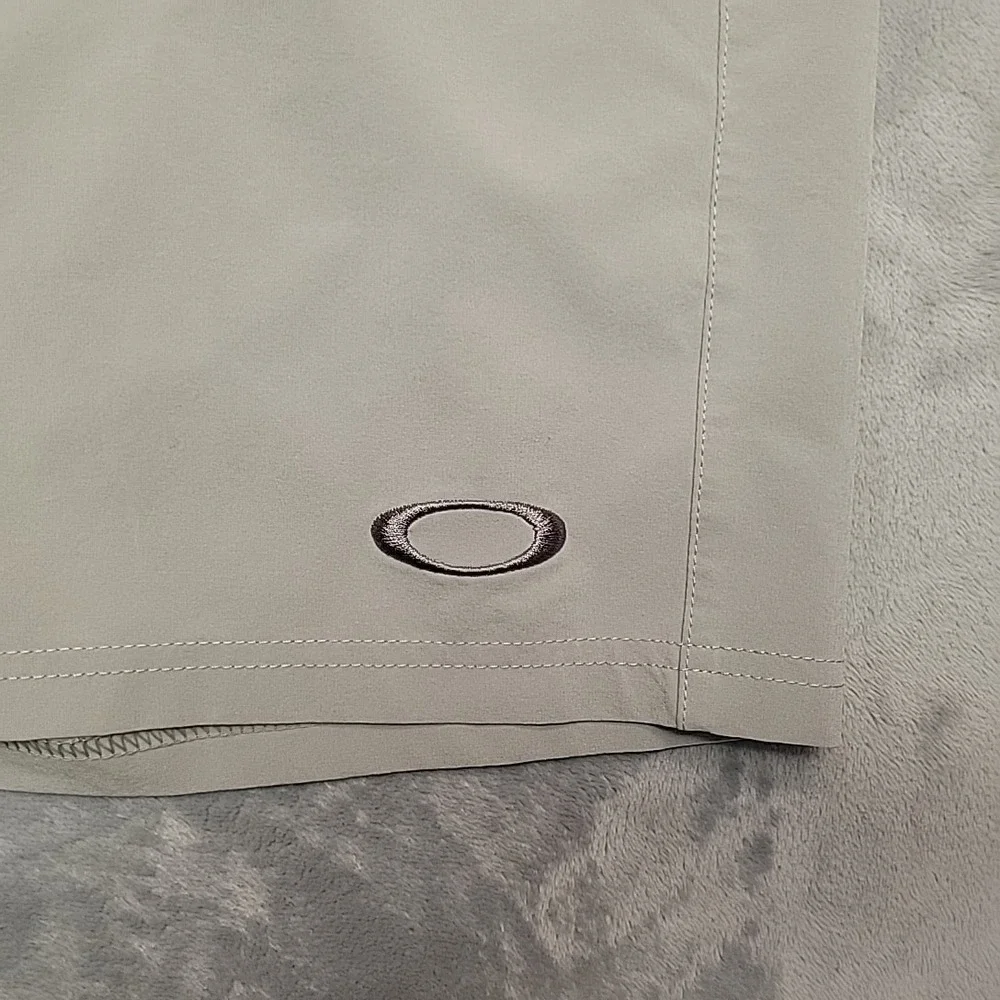 Oakley Shorts Mens 40 Beige Flat Front Performance Golf Hybrid Stretch Outdoors