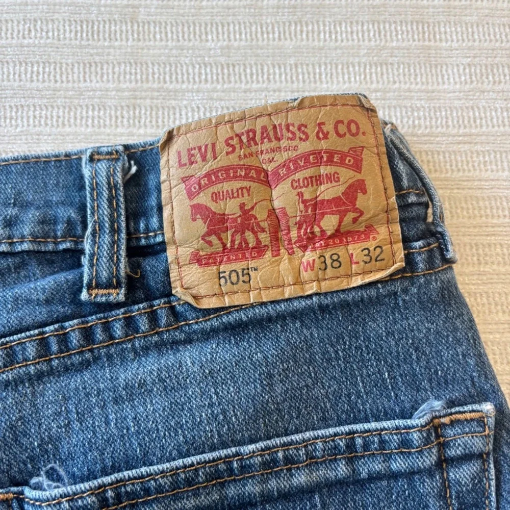 Levis 505 Regular Fit Jeans Mens 38x32 Medium Wash Blue Straight Leg Denim