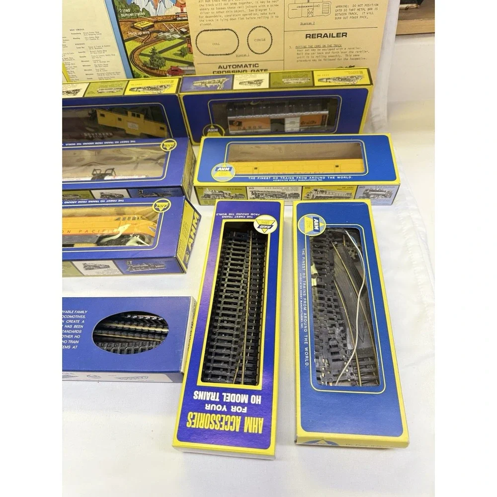 AHM HO Scale Electric Train Set Lot 5 Cars, 1 Locomotive, Crossing Gate And More