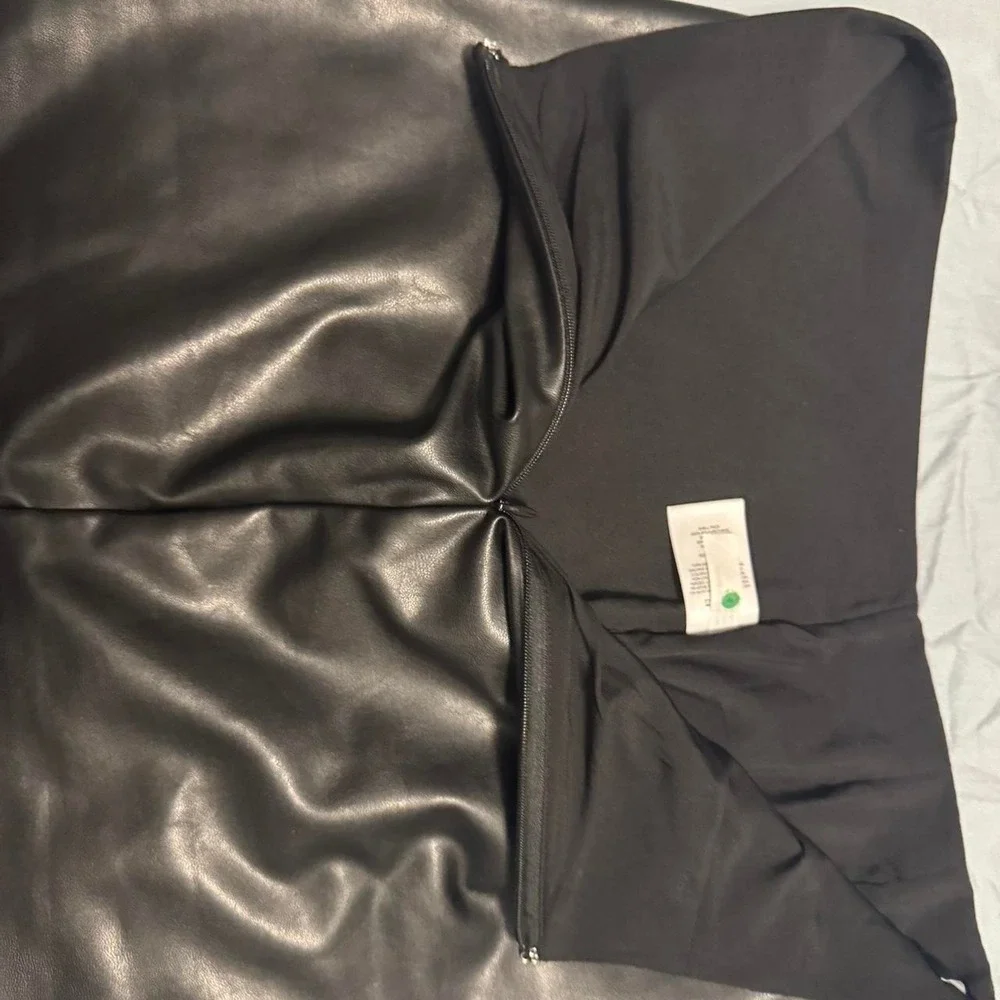 Black leather‎ skirt