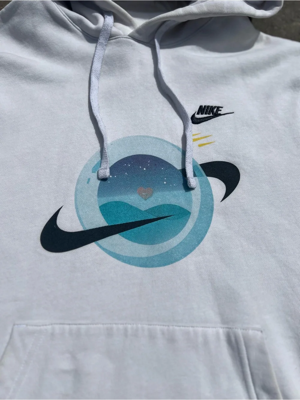 Rare Nike Men’s Planet Graphic Hoodie White Small 